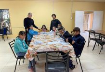 Ulapes: Rody Flores visitó el taller de dibujo y pintura