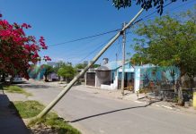 Chepes: Preocupación por varios postes a punto de caerse