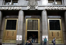 Con el fin de contener al dólar, el Gobierno emitió el DNU con las nuevas medidas