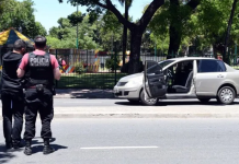 Uno de los jefes policiales dijo haber visto un arma en el auto de Lucas González