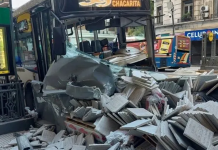 Palermo: inhabilitan a colectivero drogado que chocó una pila de baldosas