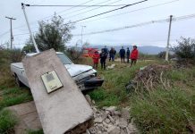 Capital: Un hombre chocó a dos vehículos estacionados y terminó contra un poste
