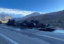 Mendoza: volcó un camión de arroz sobre la ruta 7 porque el chofer iba alcoholizado