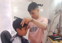 Tello: Joven barbero celebró el día del niño cortando gratis el pelo a los chicos de esa localidad