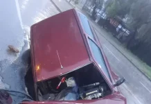 Córdoba: el asfalto se “tragó” un auto en medio de la tormenta