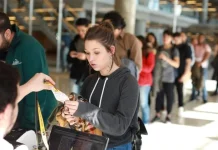 Expo Empleo: impresionante fila de postulantes en busca de trabajo