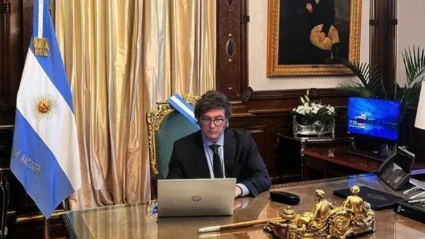 javier-milei-trabajando-computadora