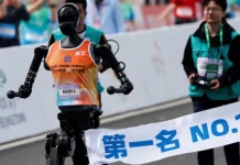 Realizaron en China la primera media maratón con atletas y robots humanoides