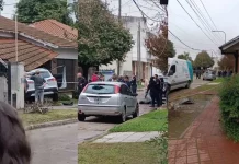 Bernal: dos delincuentes murieron tras robar una casa, chocar al huir y tirotearse con la Policía