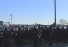 Video: piedrazos y balazos entre la policía y un violento grupo en Puente La Noria