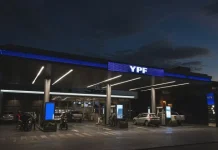 Nafta más barata cargando de madrugada: YPF anunció una curiosa rebaja de precios
