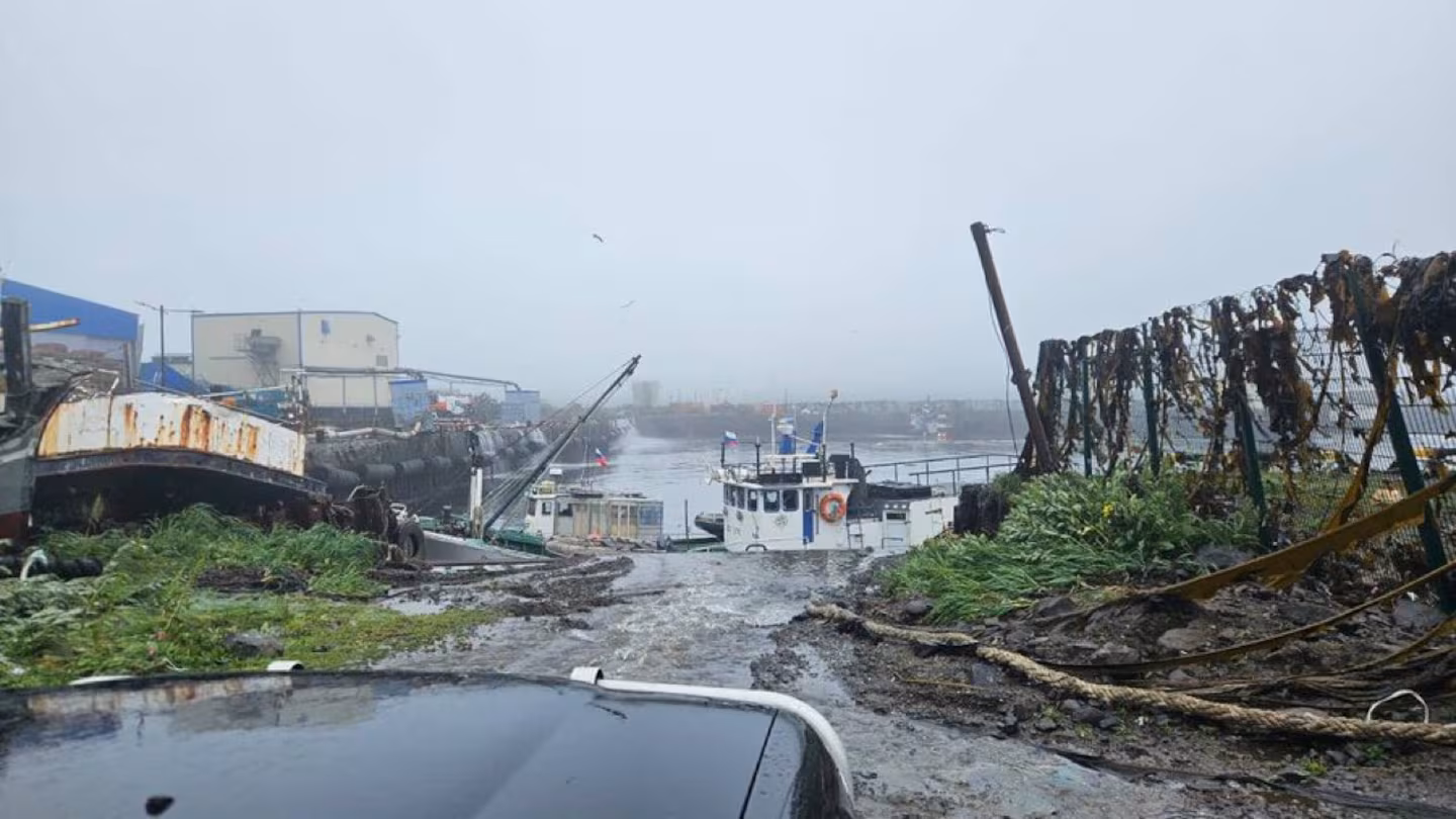 el-mar-comenzo-a-retroceder-en-severo-kurilsk-en-rusia-y-dejo-al-descubierto-la-destruccion-en-el-puerto-tras-el-tsunami-foto-xalertanews24-SEN6BM47URF4XBYWDXYF3NXZ5A
