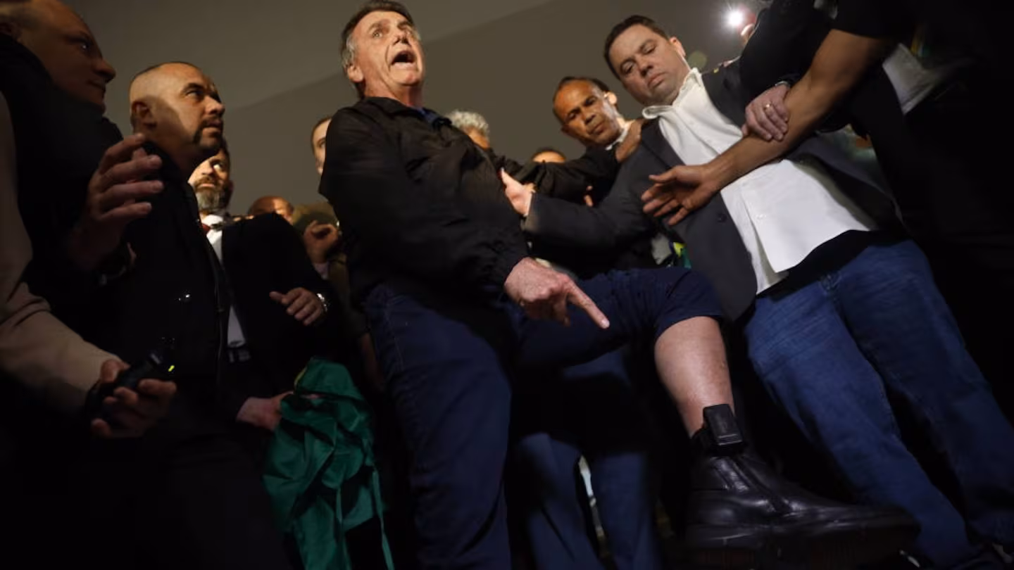 jair-bolsonaro-muestra-su-tobillera-electronica-foto-cortesiafolha-LMSRQBL3PNCWPCGAY6NH2WBO5Q