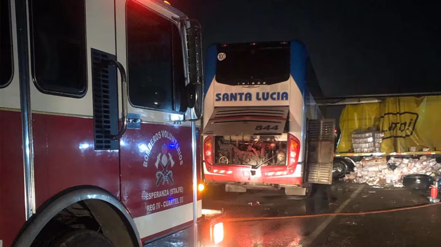 un-micro-de-larga-distancia-choco-contra-un-camion-en-la-ruta-11-foto-gentileza-aire-de-santa-fe-BCH3MPFYLZANFFKTMROBRG3DB4