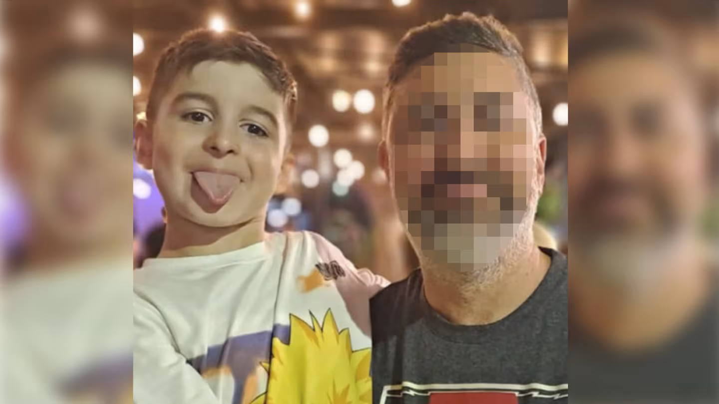 alejandro-rufo-con-su-hijo-agustin-de-ocho-anos-foto-tn-policia-de-lomas-de-zamora-YLNY7NR5GZFQXBU2PSZERWDPCU