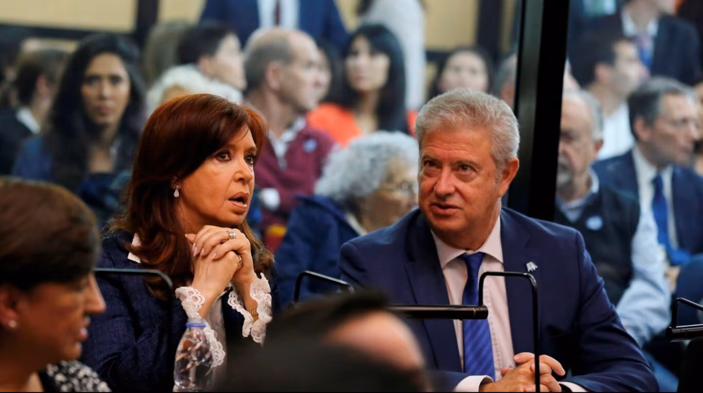 cristina-kirchner-junto-a-su-abogado-carlos-beraldi-foto-na-ZOSCMRXCU5CDPDKDZNCUXWJDPQ