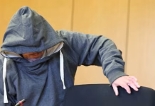 El portero de una escuela drogó y abusó de su esposa durante 15 años y difundió los ataques en la web