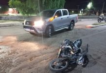 Chepes: Choque en pleno centro, moto impactó contra una camioneta