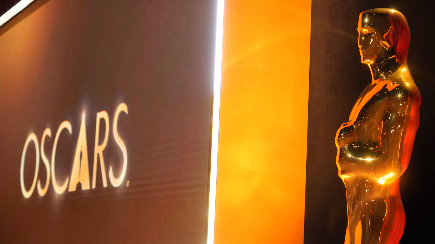 una-replica-de-una-estatuilla-de-los-premios-oscar-que-se-entregaran-el-domingo-15-de-marzo-foto-apjordan-straussinvision-EAE5WSWFI5BC5IYEHGPUBZMNRQ