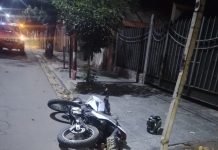 Capital: Motociclista sufrió grave traumatismo de cráneo tras chocar contra un poste