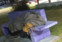 Chepes: asistieron a un hombre que dormía en la plaza en medio de una noche de intenso frío