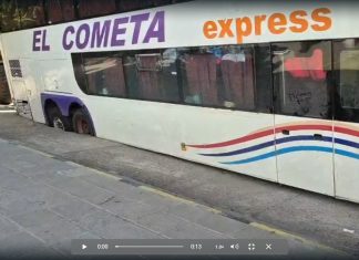 Chepes: un colectivo se hundió tras ceder el asfalto frente a Gendarmería
