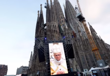 El Papa bendijo la Sagrada Familia de Barcelona y cuestionó a quienes creen en Jesús pero promueven guerras