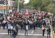 A dos días del comienzo del Mundial, miles de maestros bloquearon una avenida que lleva al estadio Azteca