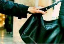 Capital: Motochorros le arrebataron el bolso a una mujer, pero se logró recuperar casi todos los elementos