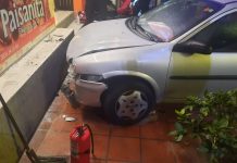 Capital: Un automóvil impactó contra un local comercial y cuatro personas resultaron heridas