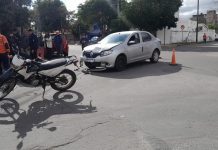 Capital: Motociclista resultó herido tras chocar con un automóvil en una transitada esquina