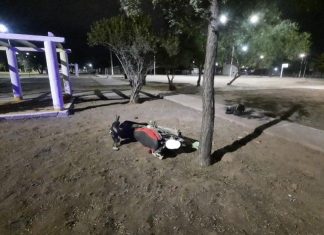 Capital: Motociclista perdió el control y terminó sobre una plazoleta: fue hospitalizado