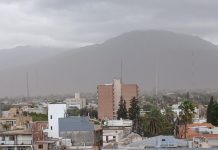 Capital: El fuerte viento provocó caída de postes, voladura de chapas y una intensa nube de tierra
