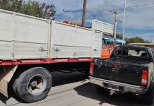 Chepes: Un camión provocó daños a una camioneta tras abrirse su compuerta