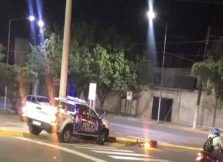 Capital: Un patrullero sin freno de mano impactó y derribó el semáforo en Avenida 1 de Marzo