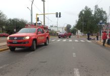 Capital: Fuerte choque entre una camioneta y una motocicleta: un joven fue trasladado al hospital