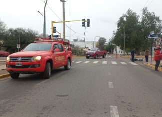 Capital: Fuerte choque entre una camioneta y una motocicleta: un joven fue trasladado al hospital