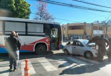 Capital: Un auto se cruzó y chocó con un colectivo en avenida Rivadavia