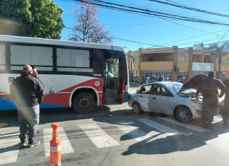 Capital: Un auto se cruzó y chocó con un colectivo en avenida Rivadavia