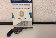 Un adolescente de 15 años persiguió a otro, le pegó y le gatilló tres veces un revólver: no salió la bala