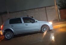 Chepes: Por impericia municipal, un automóvil terminó atrapado en un pozo sobre calle Córdoba