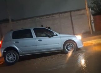 Chepes: Por impericia municipal, un automóvil terminó atrapado en un pozo sobre calle Córdoba