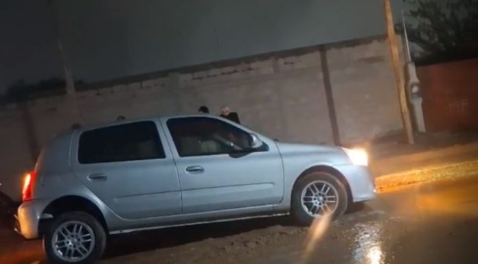 Chepes: Por impericia municipal, un automóvil terminó atrapado en un pozo sobre calle Córdoba