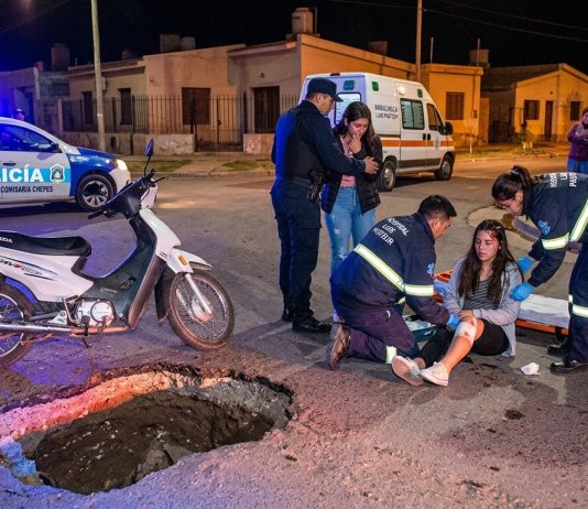 Chepes: Otro bache, vuelve a ser causa de un siniestro vial: dos jóvenes resultaron heridas