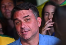 Tras su victoria en las elecciones, Flávio Bolsonaro dijo que la derecha tendrá una “mayoría abrumadora” en el Congreso brasileño