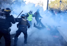 Francia: nuevas protestas estudiantiles terminaron con enfrentamientos con la policía y denuncias de saqueo en una escuela