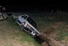 Capital: Un Fiat 147 cayó a un canal de riego en Catuna y buscan determinar qué ocurrió