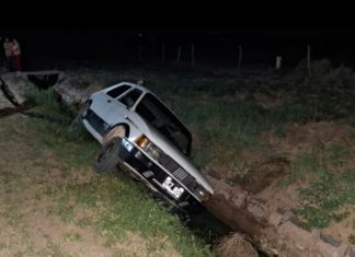 Capital: Un Fiat 147 cayó a un canal de riego en Catuna y buscan determinar qué ocurrió