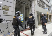 Tensión en una comisaría porteña: los presos tienen a un policía de rehén