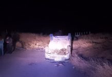 Capital: Un auto volcó en el ingreso al aeropuerto Capitán Almandos Almonacid